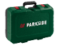 Groene gereedschapskist met rode sluitingen en zwart handvat, met wit logo.