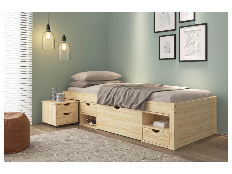 Bed met opbergruimte en nachtkastje in een lichte slaapkamer.