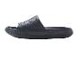 Platte zwarte slippers met een getextureerd oppervlak.