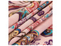 Close-up van roze stof met paisley print.
