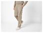 Beige broek met LVB logo en witte sneakers.