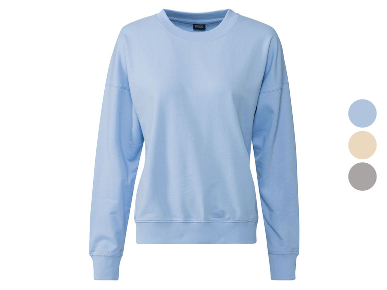 Een lichtblauwe trui met lange mouwen.