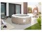 Opblaasbare jacuzzi met 'Splash'-logo op een terras met hangstoel en planten.