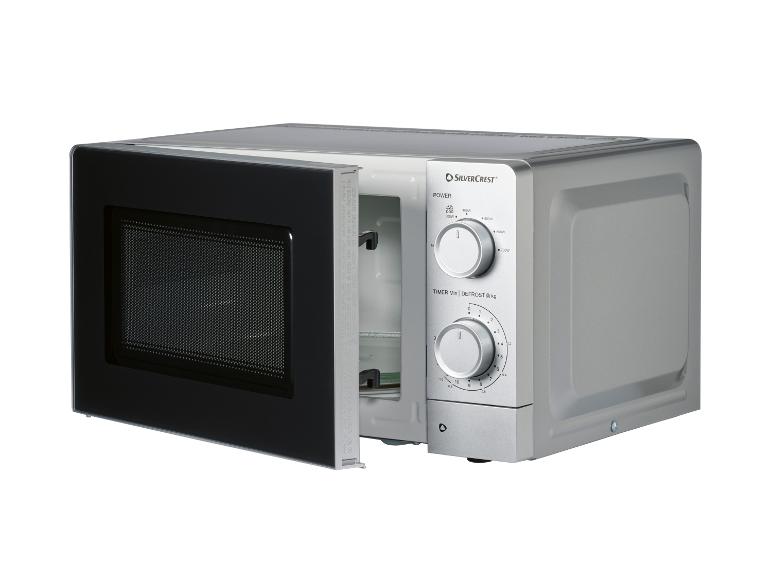 Zilveren magnetron met open deur, met vermogens- en timerinstellingen.