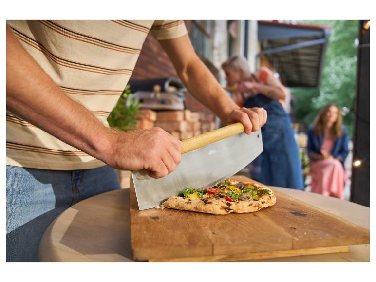 Napolitaanse pizza wordt gesneden met een grote pizzasnijder.