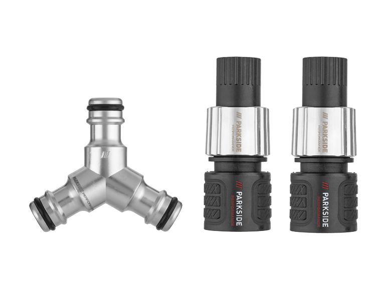 Een metalen Y-slangsplitter en twee zwarte en zilveren slangkoppelingen.