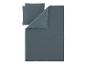 Grijsblauw dekbedovertrekset met twee kussenslopen en een dekbedovertrek.