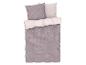 Beddengoed met dekbedovertrek en kussenslopen, geometrisch patroon in roze en paarse tinten.