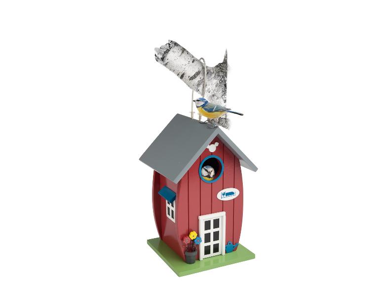 Rood en grijs vogelhuisje met twee pimpelmezen en een berkenboomtak.