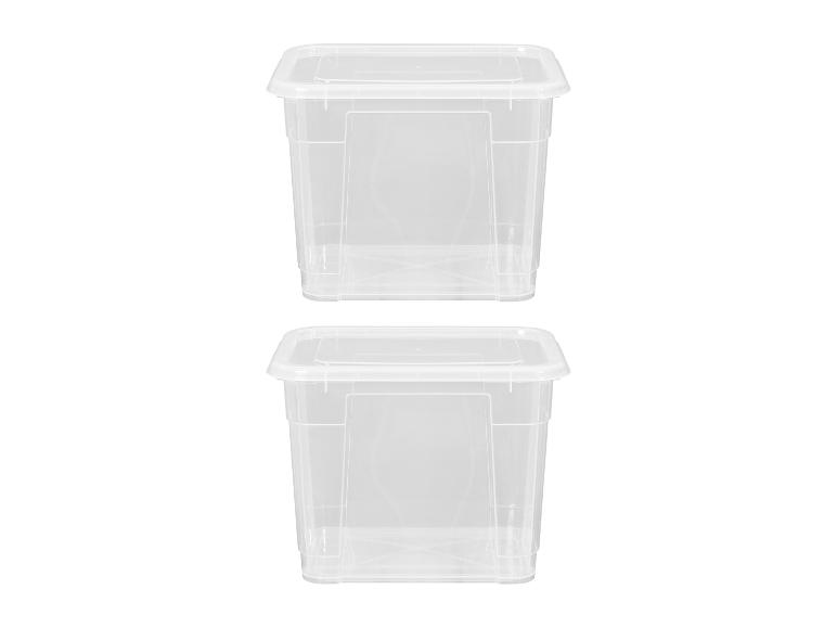 Twee doorzichtige plastic opbergdozen met deksels, verticaal gestapeld op een witte achtergrond.