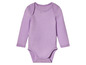 Een paarse baby romper met lange mouwen.