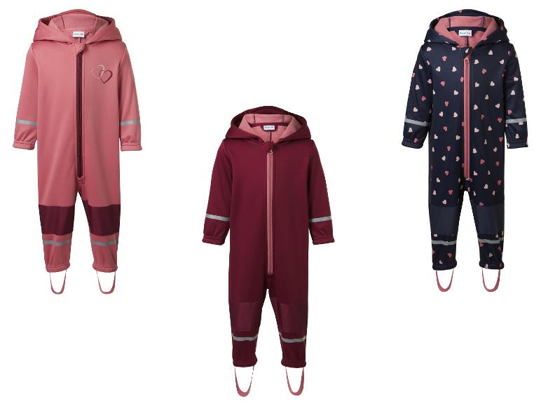 Drie kinderoveralls: roze met harten, bordeauxrood en donkerblauw met harten.