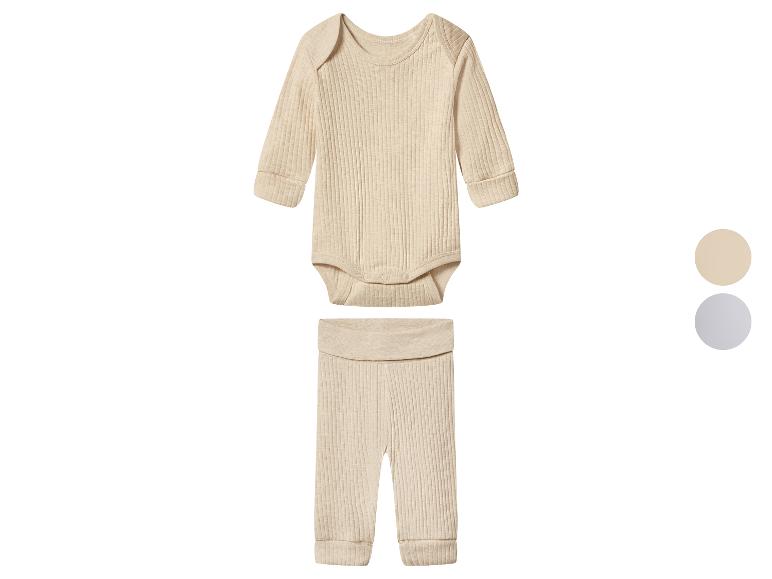 Geribde baby romper en broek in beige en grijs.