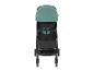 Kinderwagen in turquoise en zwart, met zonnekap en veiligheidsgordels.