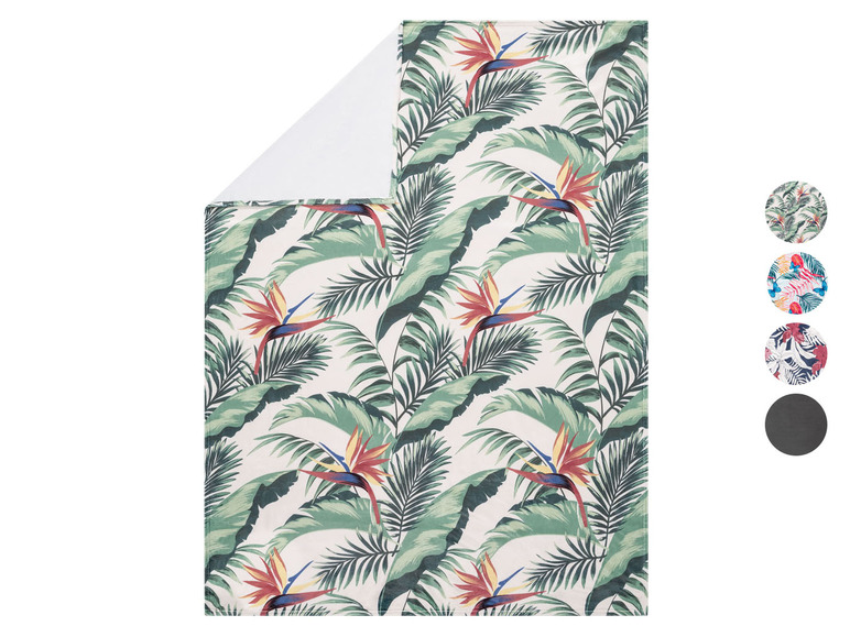 Een badlaken met een tropisch printpatroon met vogels van paradijs