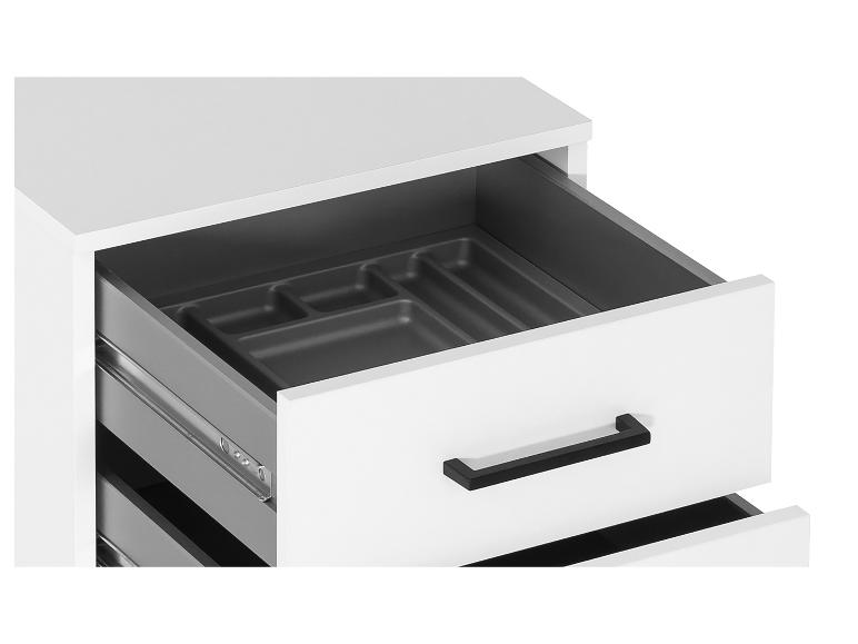 Witte keukenlade met een grijze bestekbak erin