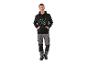 Man in zwarte hoodie en grijze werkbroek, met evolutie van boormachines op de hoodie.