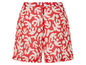 Rode shorts met een wit abstract patroon.