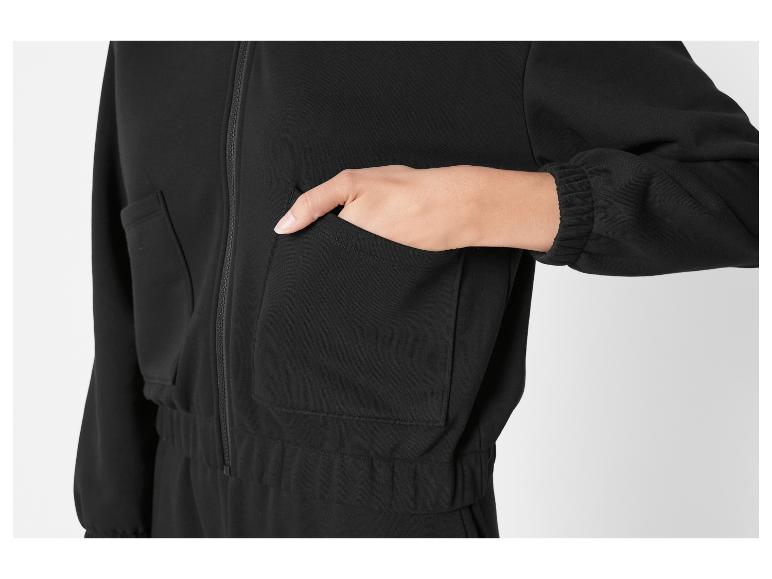 Een zwarte hoodie met rits en zakken