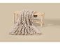 Beige geribbelde knuffeldeken op een houten bankje
