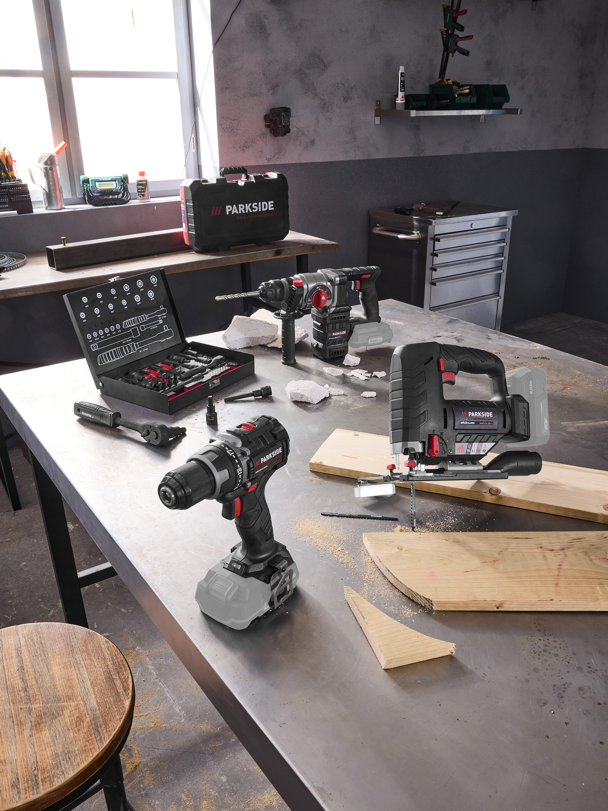 Draadloos elektrisch gereedschap en doppenset in een werkplaats.