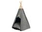 Grijze tipi voor huisdieren met houten stokken en een zacht kussen erin.