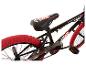 Zwarte BMX-fiets met rode banden en zadel