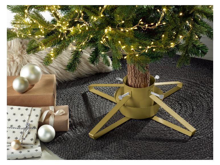 Een gouden kerstboomstandaard met een kerstboom en kerstversiering