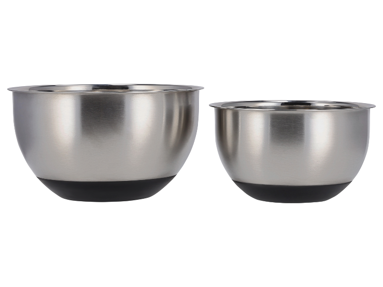 Twee roestvrijstalen kommen met rubberen voet.