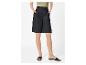 Zwarte bermudashort met hoge taille voor dames met olijfgroen T-shirt en zwarte sandalen.
