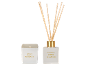 Kerstkaars en reed diffuser met vanille-sneeuwvlokthema.