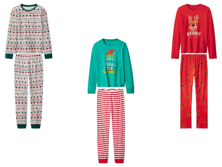 Drie sets kerstpyjama's, met feestelijke patronen zoals rendieren, bomen en strepen.