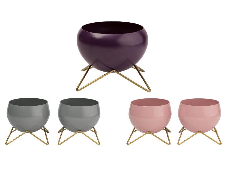 Set met metalen bloempotten in pastelkleuren met gouden voetjes.