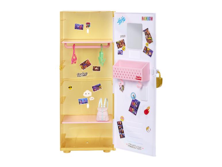 Open gele speelgoedkast met roze planken, hangers en deur met spiegel en stickers.