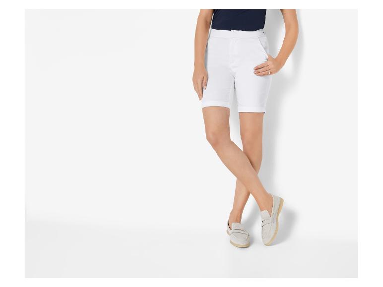 Witte shorts en beige mocassins: een elegante zomerlook.