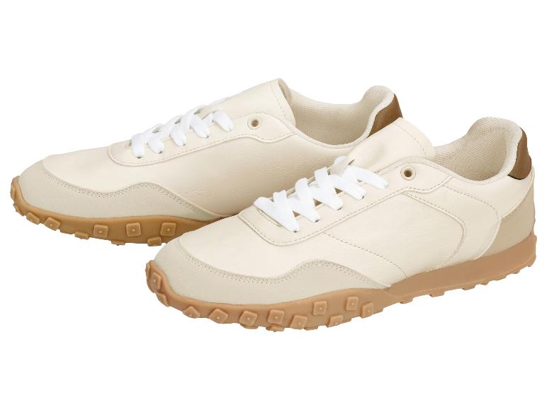 Lichtbeige sneakers met witte veters en bruine zool