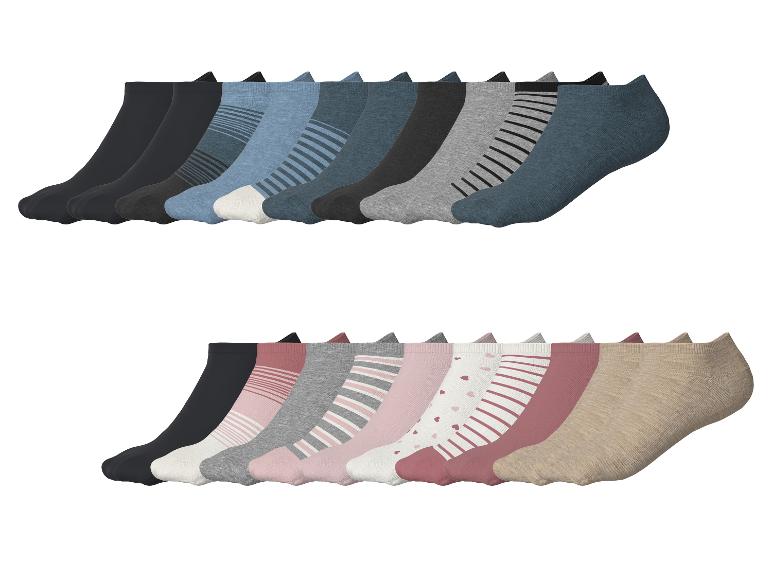 Set dames korte sokken in blauwe, grijze, zwarte, roze en beige tinten, sommige met strepen of hartjes.
