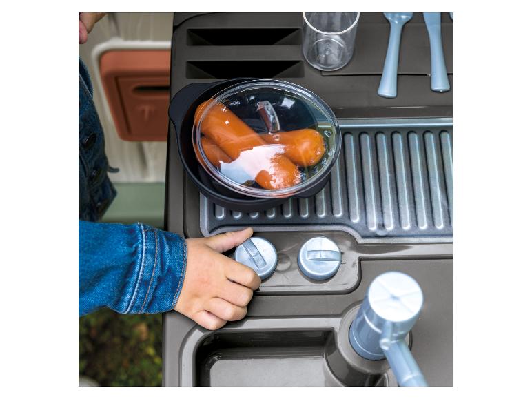 Speelgoedkeuken met pan knakworsten en een hand die aan een knop draait