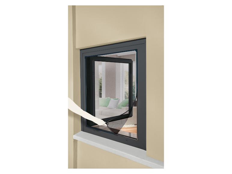 Open insectenhor voor een raam, met een hand die eraan trekt