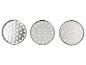 Drie ronde, geperforeerde metalen schijven met verschillende gatenpatronen
