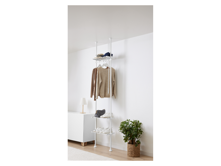 Een witte wandkast met planken en kleerhangers voor kleding en schoenen.