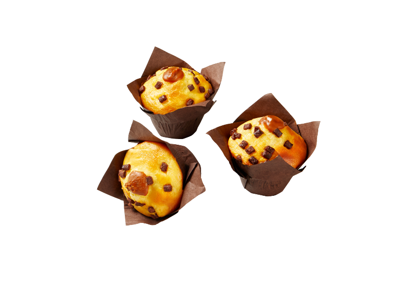 Drie chocolade- en karamelmuffins in bruine papieren vormpjes.
