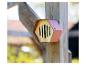 Zeshoekig insectenhotel met houten voorkant, gemonteerd op een houten paal buiten.