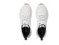 Een paar witte sportschoenen met zwarte details, van bovenaf gezien.