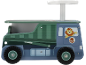 Houten speelgoedvrachtwagen met leeuwenchauffeur, groen en blauw.