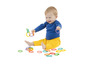 Een baby speelt met kleurrijke ringen.