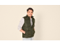 Man in een donkergroen gewatteerd vest en lichtgrijs shirt met lange mouwen, glimlachend.