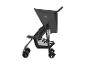 Zwarte kinderwagen met zonnekap en boodschappenmand, zijaanzicht.