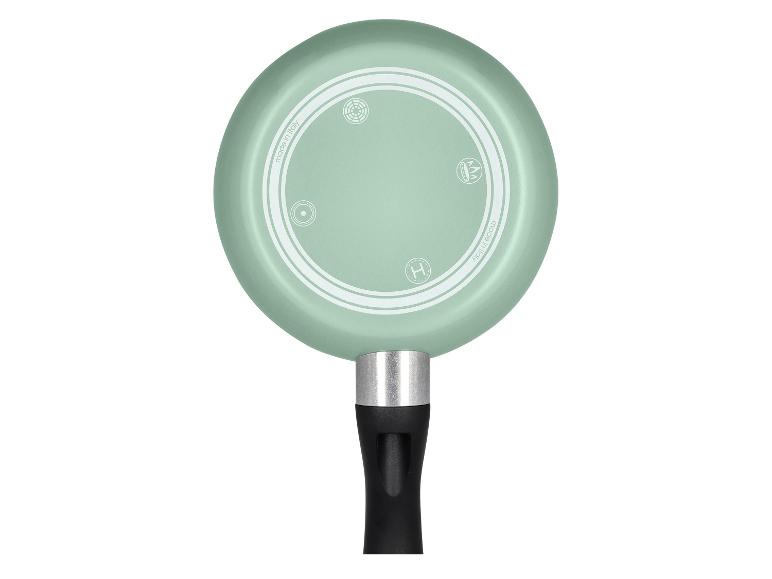 Groene koekenpan met zwarte steel.