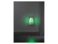Groen wandnachtlampje in stopcontact, verlicht de muur en vloer.